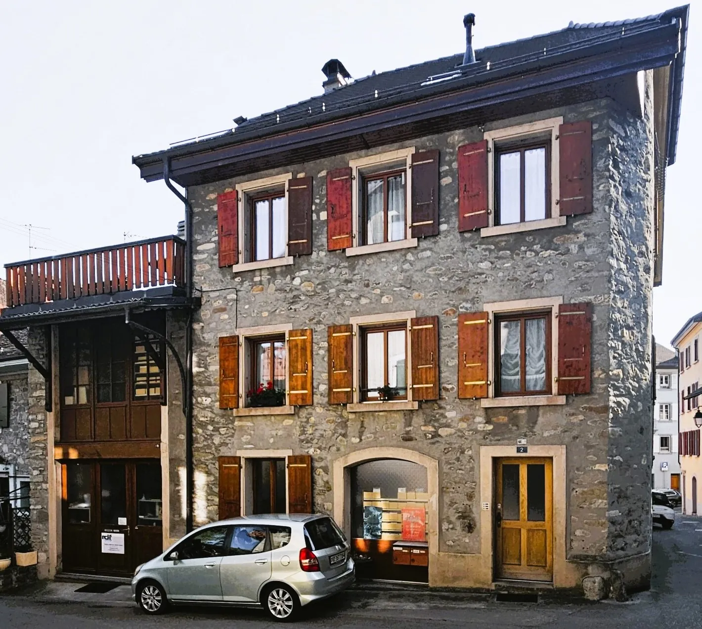 RDF-Éditions SARL occupe deux étages de notre immeuble sise à la Rue des Fontaines 2 à Chailly-Montreux.
